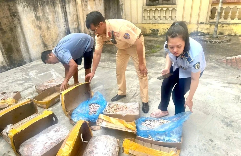 Phát hiện xe chở 150kg chân gà bốc mùi, không rõ nguồn gốc ở Ninh Bình Phát hiện xe chở 150kg chân gà bốc mùi, không rõ nguồn gốc ở Ninh Bình