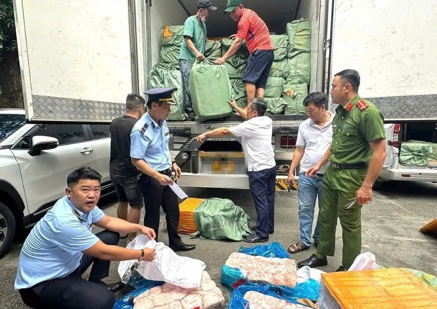 Phát hiện xe tải chở gần 17 tấn trứng non, lòng heo... không rõ nguồn gốc Phát hiện xe tải chở gần 17 tấn trứng non, lòng heo... không rõ nguồn gốc