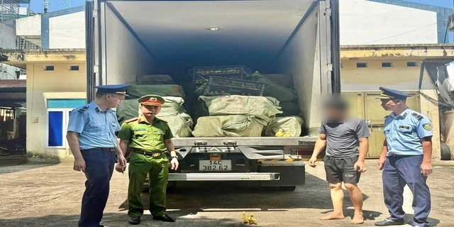 Phát hiện xe tải màu xám lạ, công an Việt Nam lập tức theo dõi giám sát Phát hiện xe tải màu xám lạ, công an Việt Nam lập tức theo dõi giám sát