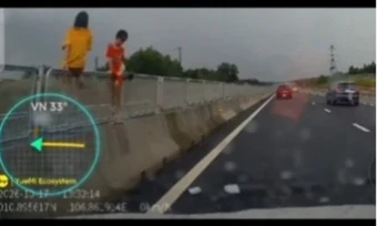 Phát hoảng 2 trẻ nhỏ leo trèo trên dải phân cách cao tốc Biên Hòa - Vũng Tàu