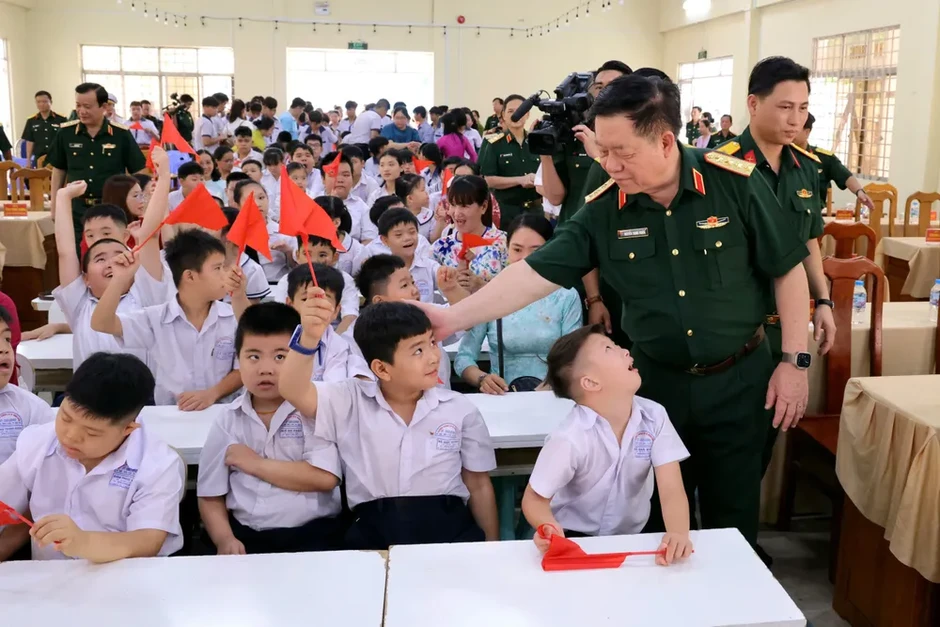 Phát huy vai trò già làng, người có uy tín, chức sắc tôn giáo tiêu biểu Phát huy vai trò già làng, người có uy tín, chức sắc tôn giáo tiêu biểu