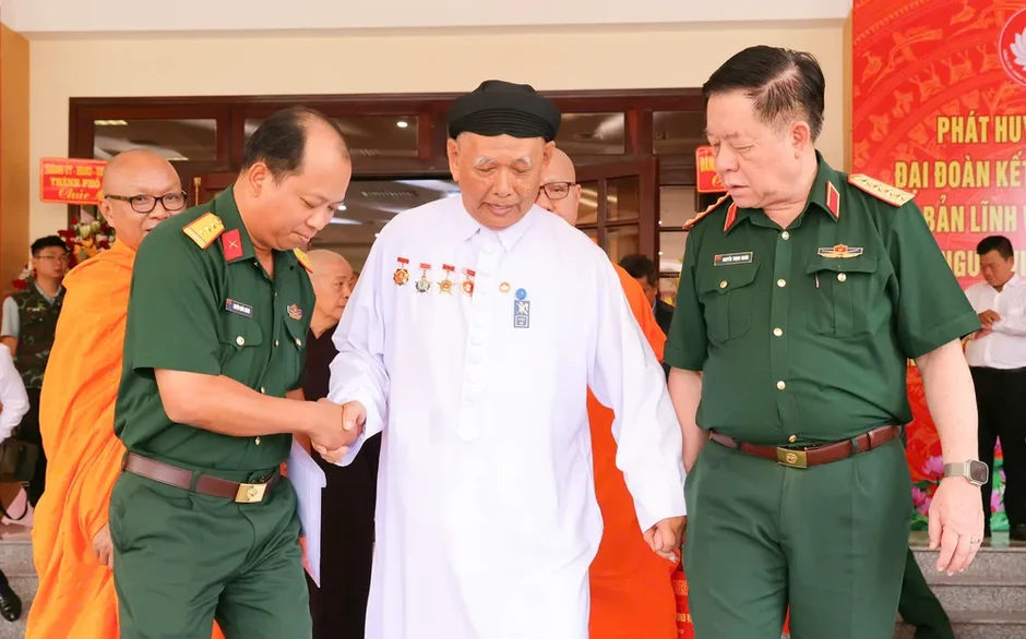Phát huy vai trò già làng, người có uy tín, chức sắc tôn giáo tiêu biểu Phát huy vai trò già làng, người có uy tín, chức sắc tôn giáo tiêu biểu