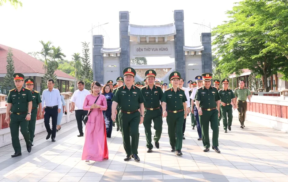Phát huy vai trò già làng, người có uy tín, chức sắc tôn giáo tiêu biểu Phát huy vai trò già làng, người có uy tín, chức sắc tôn giáo tiêu biểu