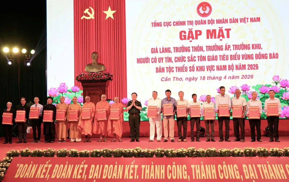 Phát huy vai trò già làng, người có uy tín, chức sắc tôn giáo tiêu biểu Phát huy vai trò già làng, người có uy tín, chức sắc tôn giáo tiêu biểu
