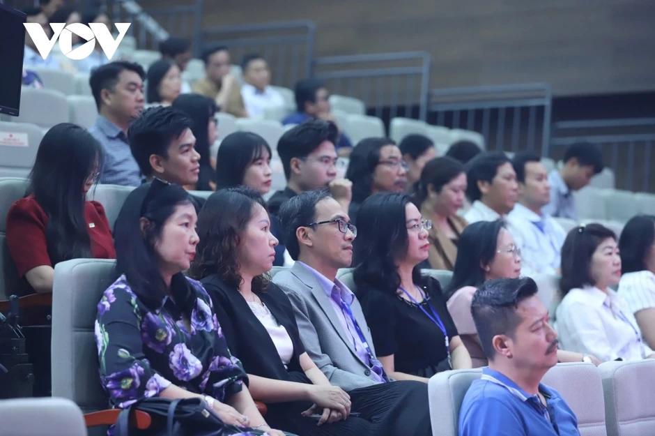 Phát thanh trực tiếp trong kỷ nguyên mới: Kỹ năng chinh phục công chúng Phát thanh trực tiếp trong kỷ nguyên mới: Kỹ năng chinh phục công chúng