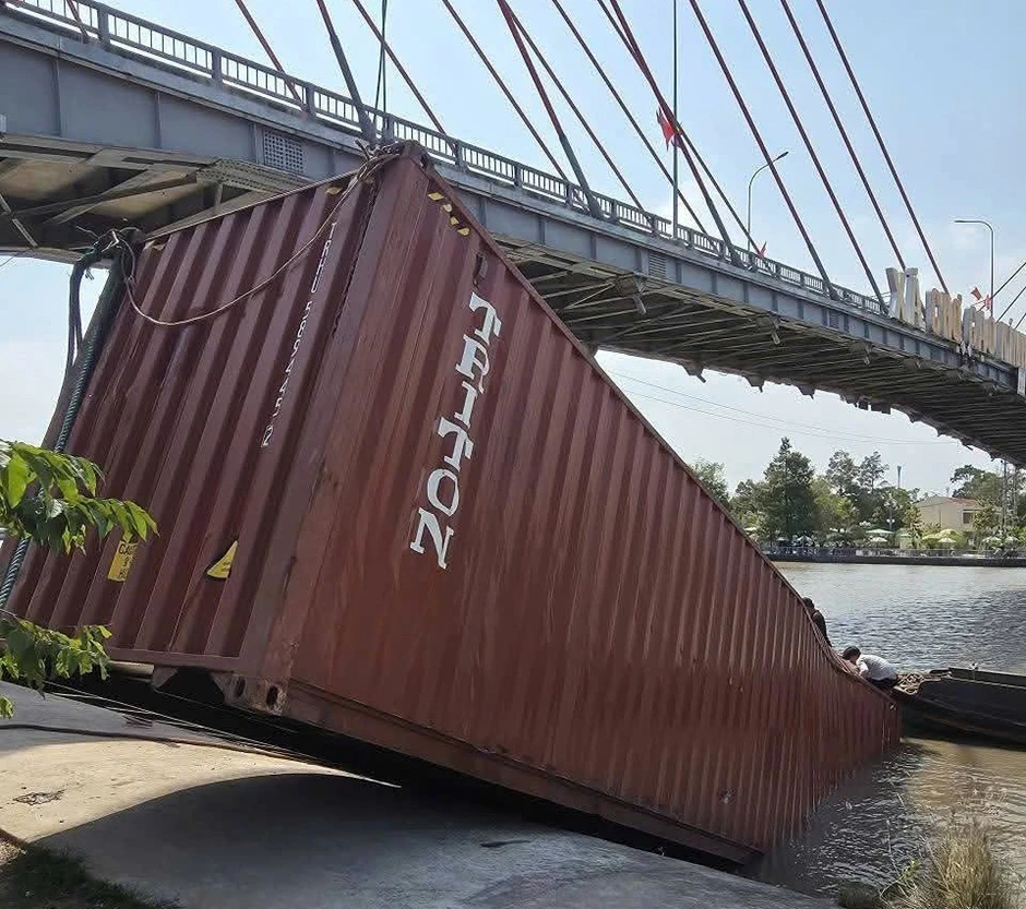 Phạt thuyền trưởng chở thùng container vướng dây điện cầu Chợ Gạo Phạt thuyền trưởng chở thùng container vướng dây điện cầu Chợ Gạo
