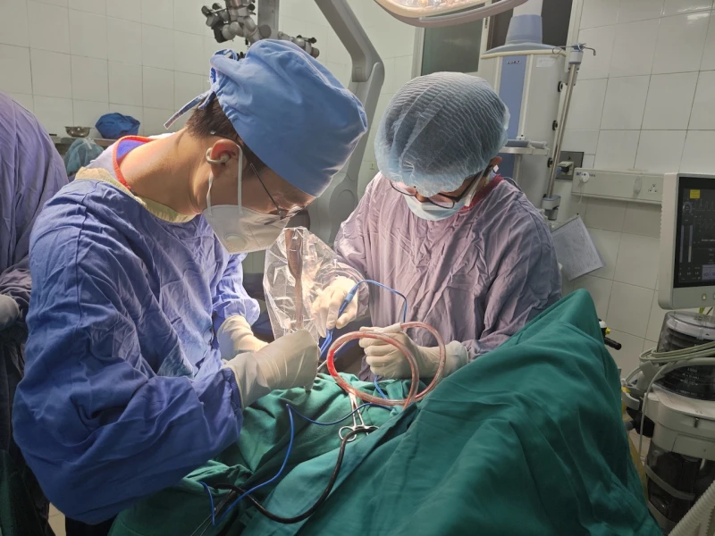 Phẫu thuật cứu bé trai bị dao cắm vào đầu trong lúc chơi đùa