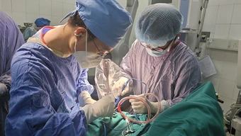 Phẫu thuật cứu bé trai bị dao cắm vào đầu trong lúc chơi đùa