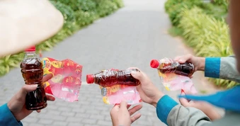 Phía sau mỗi nhãn chai có mã khuyến mãi: Vì sao không ai biết trước kết quả?