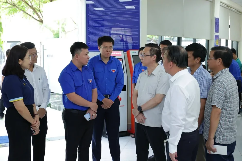 Phó Bí thư Thường trực Thành ủy TP Hồ Chí Minh thăm các đội hình tình nguyện "Mùa hè số" Phó Bí thư Thường trực Thành ủy TP Hồ Chí Minh thăm các đội hình tình nguyện "Mùa hè số"