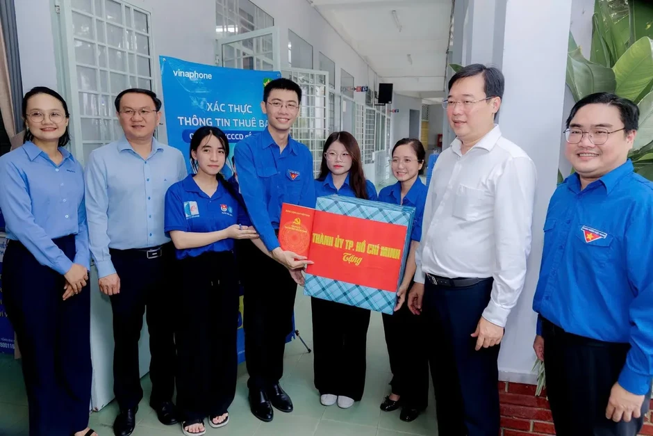 Phó Bí thư Thường trực Thành ủy TP Hồ Chí Minh thăm các đội hình tình nguyện "Mùa hè số" Phó Bí thư Thường trực Thành ủy TP Hồ Chí Minh thăm các đội hình tình nguyện "Mùa hè số"