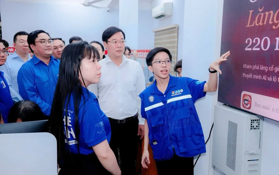 Phó Bí thư Thường trực Thành ủy TP Hồ Chí Minh thăm các đội hình tình nguyện "Mùa hè số" Phó Bí thư Thường trực Thành ủy TP Hồ Chí Minh thăm các đội hình tình nguyện "Mùa hè số"