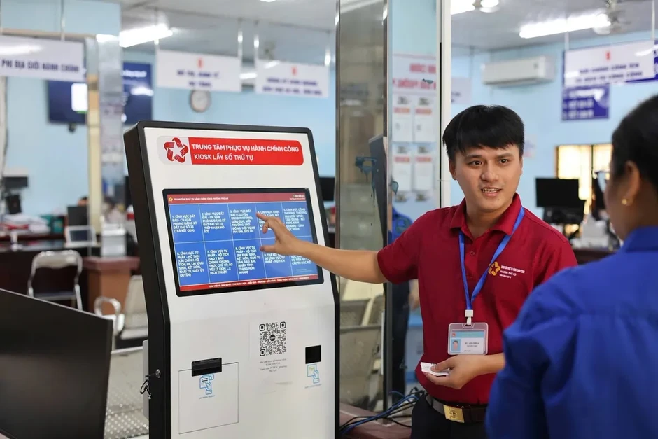 Phó Bí thư Thường trực Thành ủy TP Hồ Chí Minh thăm các đội hình tình nguyện "Mùa hè số" Phó Bí thư Thường trực Thành ủy TP Hồ Chí Minh thăm các đội hình tình nguyện "Mùa hè số"