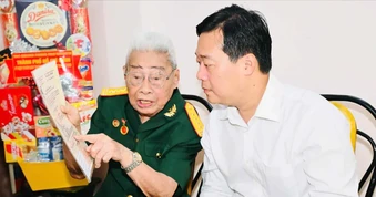Phó Bí thư Thường trực Thành ủy TPHCM Lê Quốc Phong thăm gia đình chính sách tiêu biểu