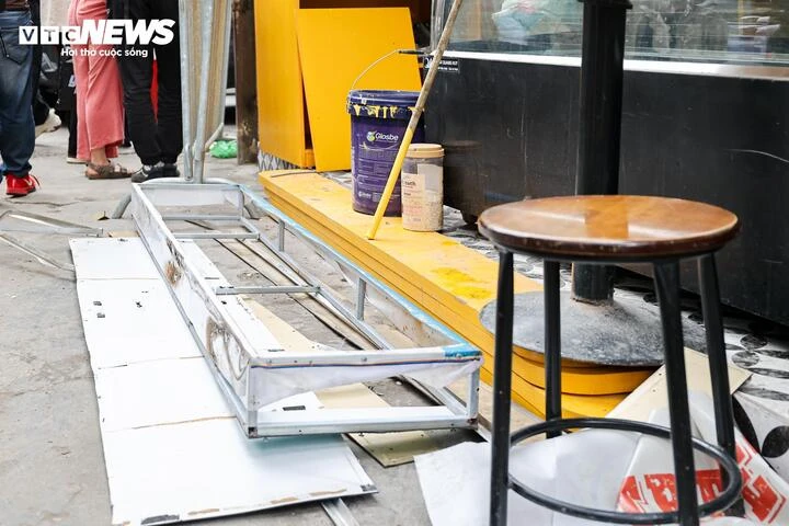 Phố cà phê đường tàu Hà Nội lại đông nghịt khách Tây sau đợt tháo dỡ vi phạm Phố cà phê đường tàu Hà Nội lại đông nghịt khách Tây sau đợt tháo dỡ vi phạm