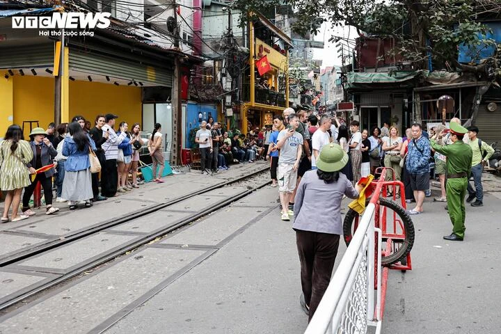 Phố cà phê đường tàu Hà Nội lại đông nghịt khách Tây sau đợt tháo dỡ vi phạm Phố cà phê đường tàu Hà Nội lại đông nghịt khách Tây sau đợt tháo dỡ vi phạm