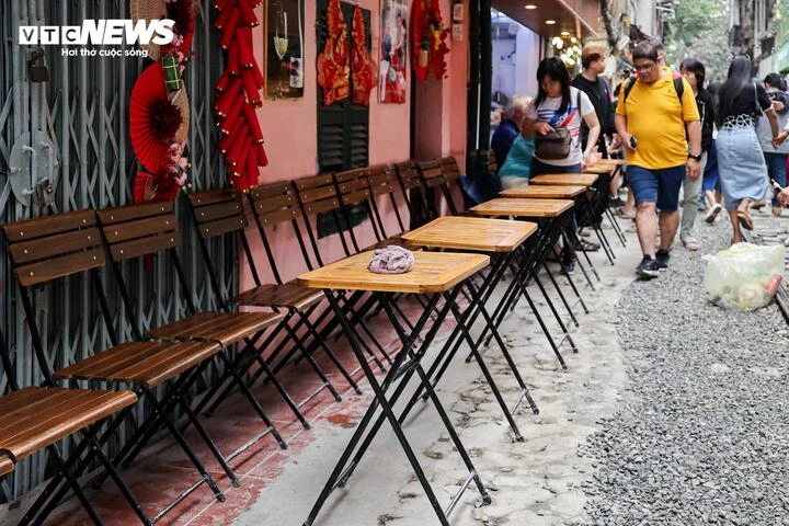 Phố cà phê đường tàu Hà Nội lại đông nghịt khách Tây sau đợt tháo dỡ vi phạm Phố cà phê đường tàu Hà Nội lại đông nghịt khách Tây sau đợt tháo dỡ vi phạm