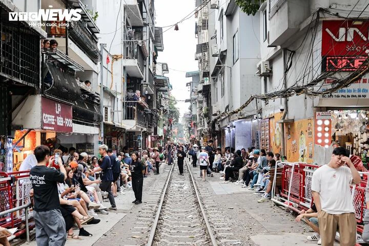 Phố cà phê đường tàu Hà Nội lại đông nghịt khách Tây sau đợt tháo dỡ vi phạm Phố cà phê đường tàu Hà Nội lại đông nghịt khách Tây sau đợt tháo dỡ vi phạm