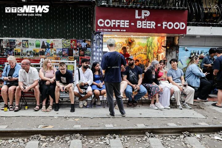 Phố cà phê đường tàu Hà Nội lại đông nghịt khách Tây sau đợt tháo dỡ vi phạm Phố cà phê đường tàu Hà Nội lại đông nghịt khách Tây sau đợt tháo dỡ vi phạm