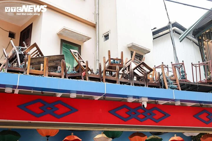 Phố cà phê đường tàu Hà Nội lại đông nghịt khách Tây sau đợt tháo dỡ vi phạm Phố cà phê đường tàu Hà Nội lại đông nghịt khách Tây sau đợt tháo dỡ vi phạm