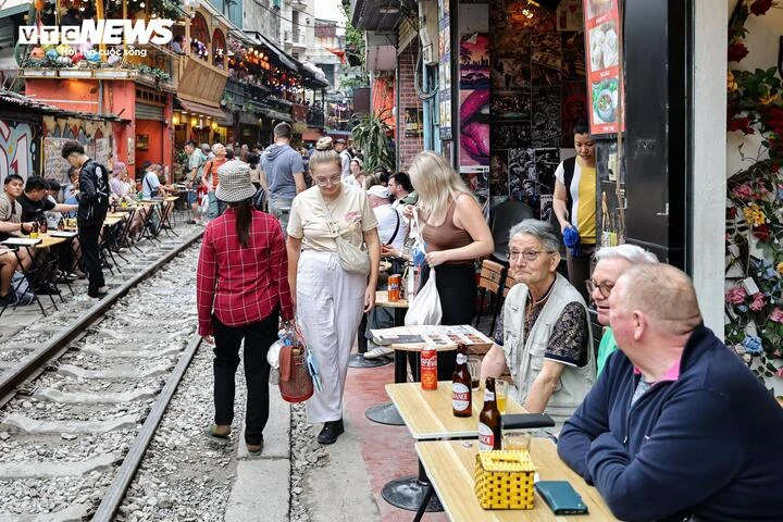 Phố cà phê đường tàu Hà Nội lại đông nghịt khách Tây sau đợt tháo dỡ vi phạm Phố cà phê đường tàu Hà Nội lại đông nghịt khách Tây sau đợt tháo dỡ vi phạm