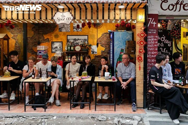 Phố cà phê đường tàu Hà Nội lại đông nghịt khách Tây sau đợt tháo dỡ vi phạm Phố cà phê đường tàu Hà Nội lại đông nghịt khách Tây sau đợt tháo dỡ vi phạm