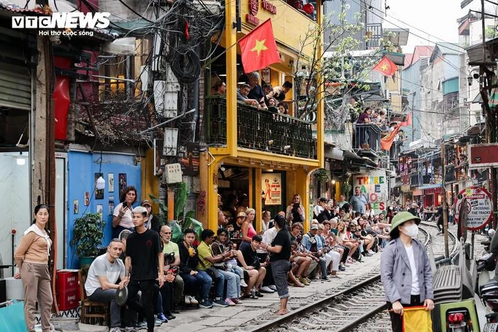 Phố cà phê đường tàu Hà Nội lại đông nghịt khách Tây sau đợt tháo dỡ vi phạm Phố cà phê đường tàu Hà Nội lại đông nghịt khách Tây sau đợt tháo dỡ vi phạm