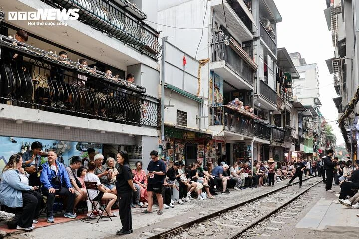 Phố cà phê đường tàu Hà Nội lại đông nghịt khách Tây sau đợt tháo dỡ vi phạm Phố cà phê đường tàu Hà Nội lại đông nghịt khách Tây sau đợt tháo dỡ vi phạm