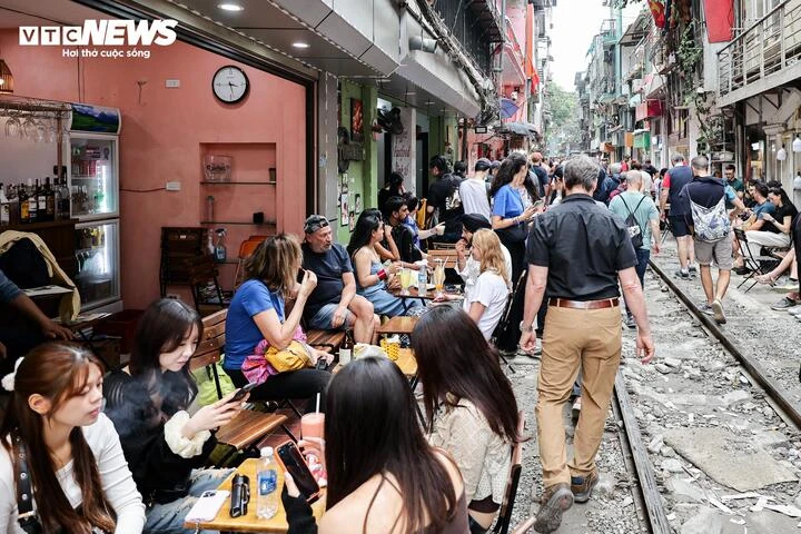 Phố cà phê đường tàu Hà Nội lại đông nghịt khách Tây sau đợt tháo dỡ vi phạm Phố cà phê đường tàu Hà Nội lại đông nghịt khách Tây sau đợt tháo dỡ vi phạm