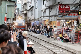 Phố cà phê đường tàu Hà Nội lại đông nghịt khách Tây sau đợt tháo dỡ vi phạm