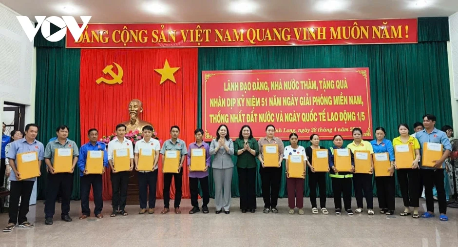 Phó Chủ tịch nước tặng quà cho hộ chính sách, công nhân, trẻ em nghèo Vĩnh Long Phó Chủ tịch nước tặng quà cho hộ chính sách, công nhân, trẻ em nghèo Vĩnh Long