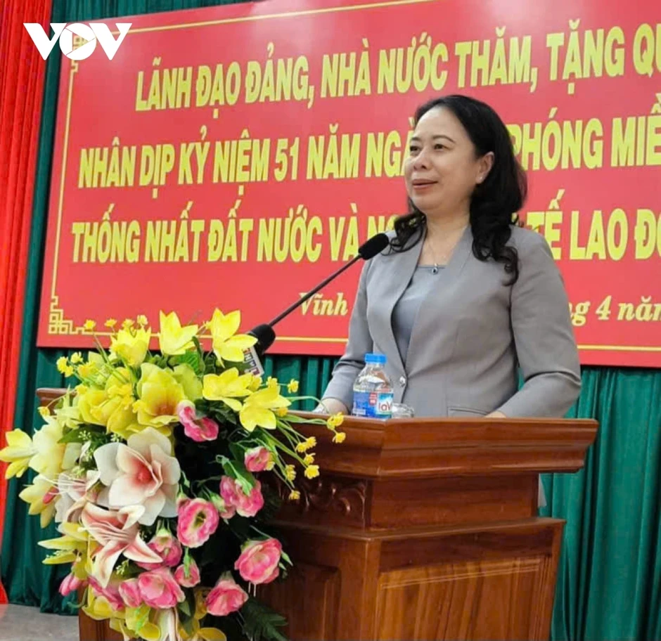 Phó Chủ tịch nước tặng quà cho hộ chính sách, công nhân, trẻ em nghèo Vĩnh Long Phó Chủ tịch nước tặng quà cho hộ chính sách, công nhân, trẻ em nghèo Vĩnh Long