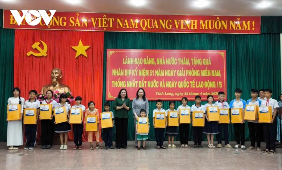 Phó Chủ tịch nước tặng quà cho hộ chính sách, công nhân, trẻ em nghèo Vĩnh Long Phó Chủ tịch nước tặng quà cho hộ chính sách, công nhân, trẻ em nghèo Vĩnh Long