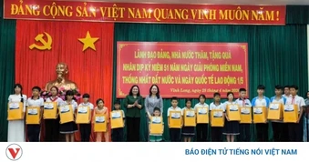 Phó Chủ tịch nước tặng quà cho hộ chính sách, công nhân, trẻ em nghèo Vĩnh Long