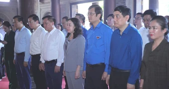 Phó Chủ tịch nước Võ Thị Ánh Xuân dâng hương tại Khu di tích Truông Bồn