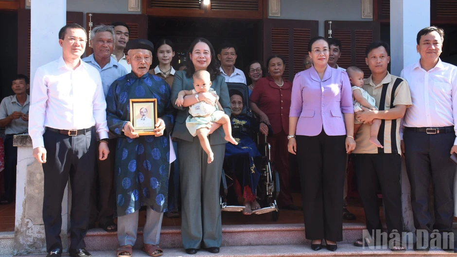 Phó Chủ tịch nước Võ Thị Ánh Xuân thăm, chúc thọ người cao tuổi tại Đà Nẵng Phó Chủ tịch nước Võ Thị Ánh Xuân thăm, chúc thọ người cao tuổi tại Đà Nẵng