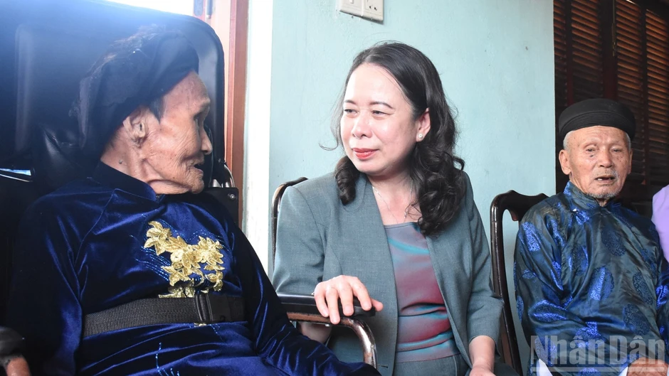 Phó Chủ tịch nước Võ Thị Ánh Xuân thăm, chúc thọ người cao tuổi tại Đà Nẵng Phó Chủ tịch nước Võ Thị Ánh Xuân thăm, chúc thọ người cao tuổi tại Đà Nẵng
