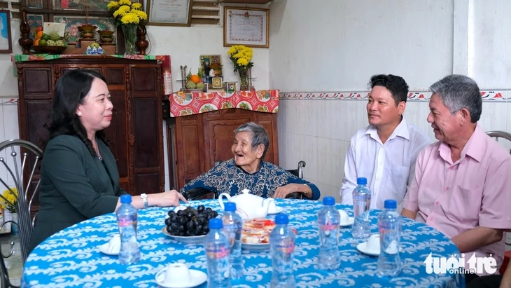 Phó chủ tịch nước Võ Thị Ánh Xuân thăm, tặng quà gia đình chính sách, công nhân lao động Đồng Tháp Phó chủ tịch nước Võ Thị Ánh Xuân thăm, tặng quà gia đình chính sách, công nhân lao động Đồng Tháp