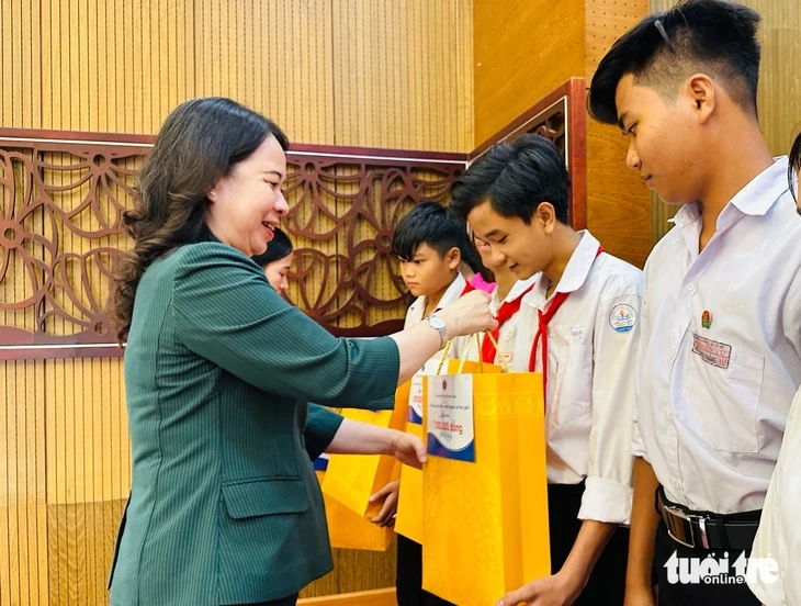 Phó chủ tịch nước Võ Thị Ánh Xuân thăm, tặng quà gia đình chính sách, công nhân lao động Đồng Tháp Phó chủ tịch nước Võ Thị Ánh Xuân thăm, tặng quà gia đình chính sách, công nhân lao động Đồng Tháp