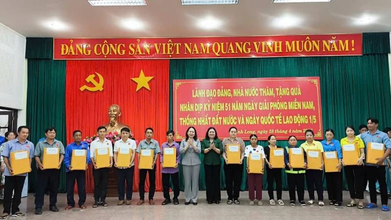 Phó Chủ tịch nước Võ Thị Ánh Xuân thăm, tặng quà tại Vĩnh Long Phó Chủ tịch nước Võ Thị Ánh Xuân thăm, tặng quà tại Vĩnh Long