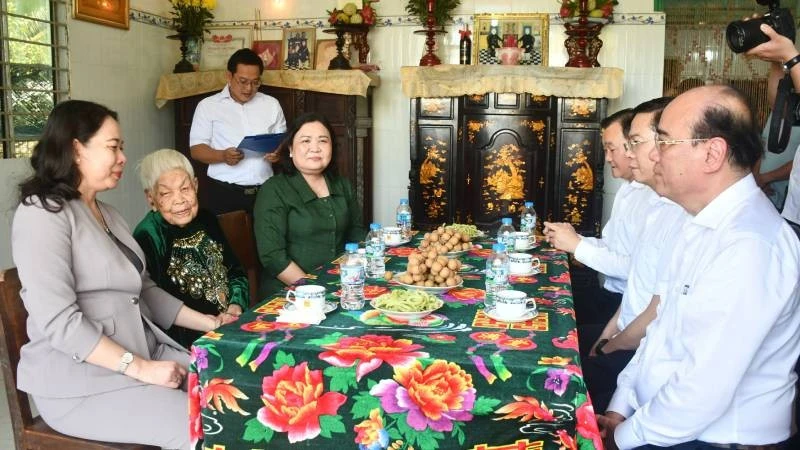 Phó Chủ tịch nước Võ Thị Ánh Xuân thăm, tặng quà tại Vĩnh Long Phó Chủ tịch nước Võ Thị Ánh Xuân thăm, tặng quà tại Vĩnh Long