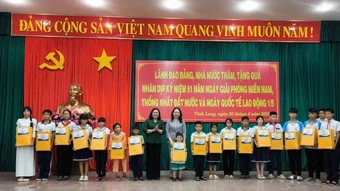 Phó Chủ tịch nước Võ Thị Ánh Xuân thăm, tặng quà tại Vĩnh Long
