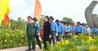 Phó Chủ tịch Quốc hội Nguyễn Thị Hồng dự lễ truy điệu, an táng hài cốt liệt sĩ quân tình nguyện và chuyên gia Việt Nam