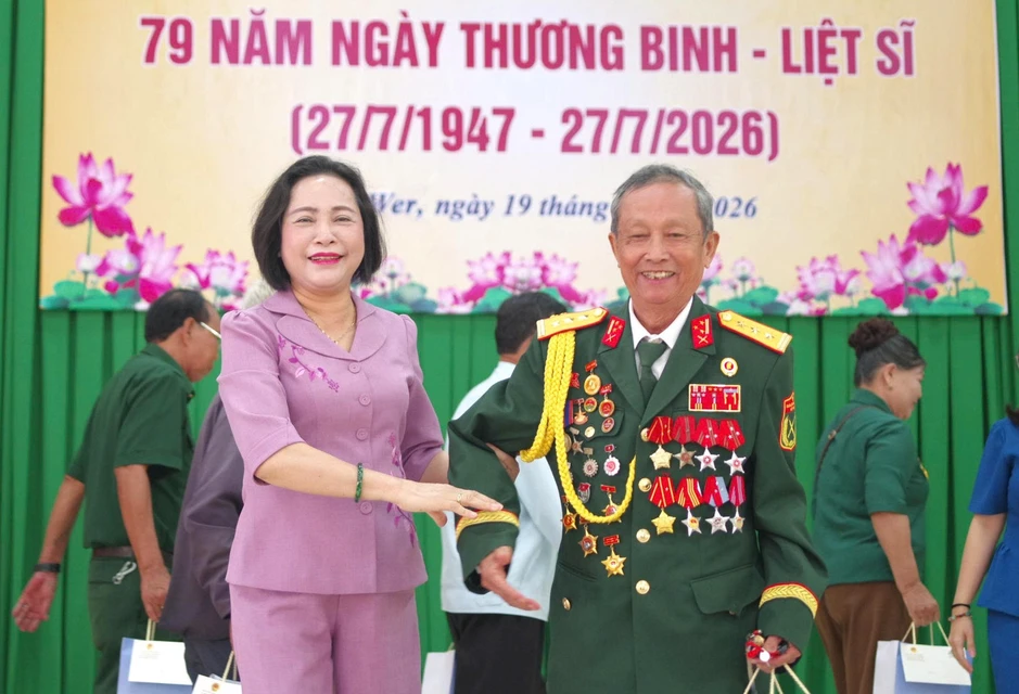 Phó Chủ tịch Quốc hội thăm, tặng quà người có công ở Đắk Lắk Phó Chủ tịch Quốc hội thăm, tặng quà người có công ở Đắk Lắk