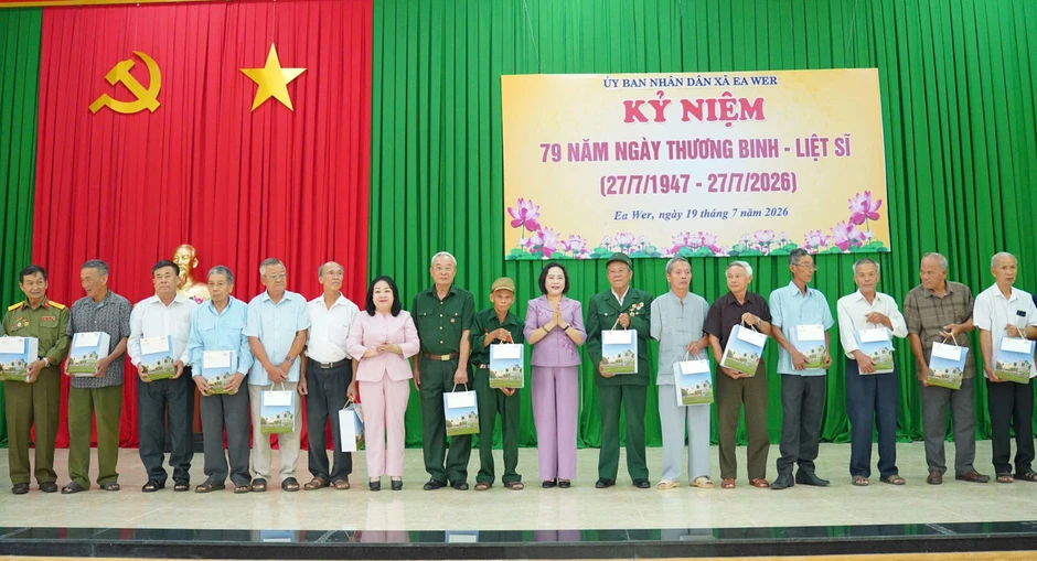 Phó Chủ tịch Quốc hội thăm, tặng quà người có công ở Đắk Lắk Phó Chủ tịch Quốc hội thăm, tặng quà người có công ở Đắk Lắk