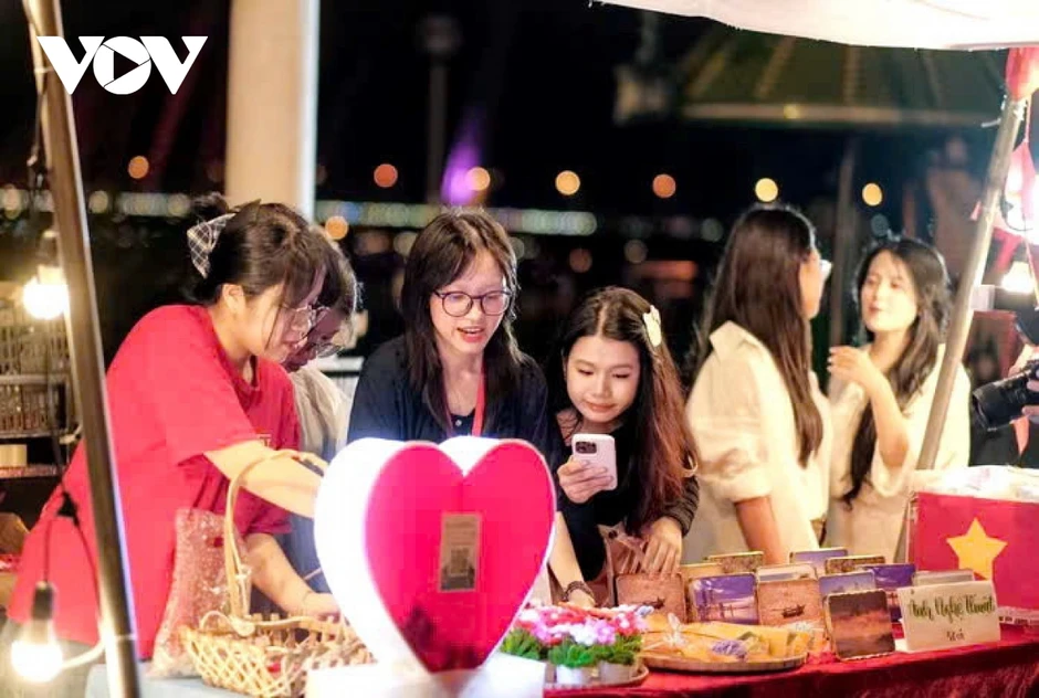 Phố đi bộ Bạch Đằng ở Đà Nẵng tấp nập du khách check-in dịp lễ 30/4 - 1/5 Phố đi bộ Bạch Đằng ở Đà Nẵng tấp nập du khách check-in dịp lễ 30/4 - 1/5