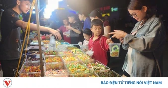 Phố đi bộ hút khách cuối tuần, vì sao phụ huynh vẫn “né” đồ ăn vặt cho trẻ?