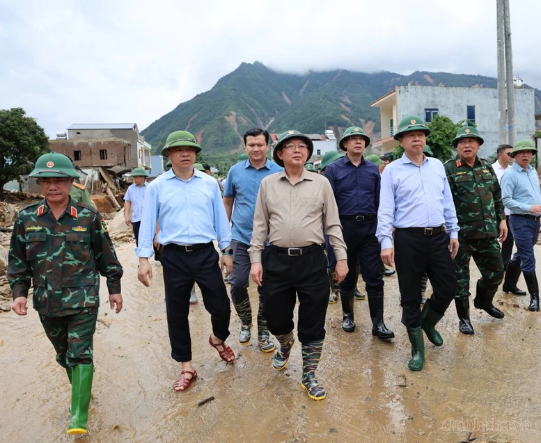 Phó Thủ tướng Hồ Quốc Dũng kiểm tra công tác khắc phục hậu quả lũ quét tại xã Mường Than, Lai Châu Phó Thủ tướng Hồ Quốc Dũng kiểm tra công tác khắc phục hậu quả lũ quét tại xã Mường Than, Lai Châu