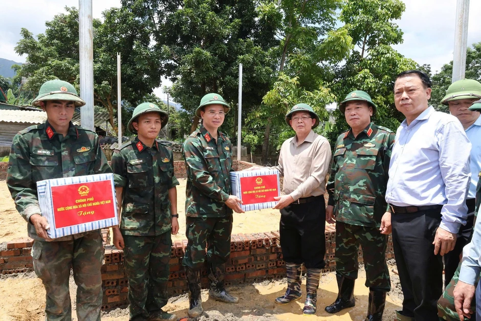 Phó Thủ tướng Hồ Quốc Dũng kiểm tra công tác khắc phục hậu quả lũ quét tại xã Mường Than Phó Thủ tướng Hồ Quốc Dũng kiểm tra công tác khắc phục hậu quả lũ quét tại xã Mường Than