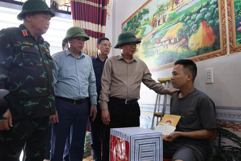 Phó Thủ tướng Hồ Quốc Dũng kiểm tra công tác khắc phục hậu quả lũ quét tại xã Mường Than Phó Thủ tướng Hồ Quốc Dũng kiểm tra công tác khắc phục hậu quả lũ quét tại xã Mường Than